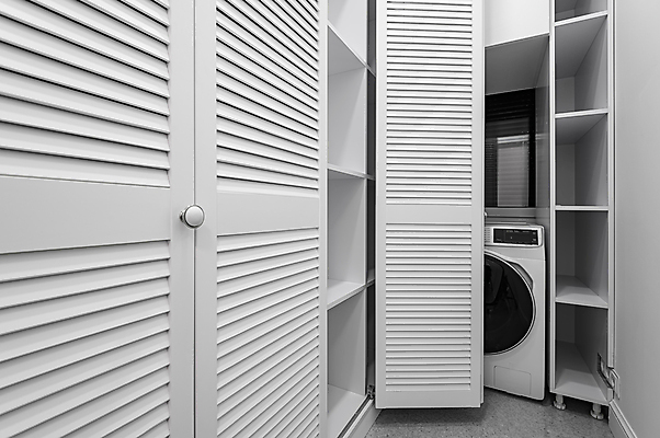 포토 JPG 해외이미지 선반 아파트 실내 사람없음 가전제품 오픈 장롱 벽장 드럼세탁기 세탁실 해외포토 가구 주택 내부 세탁기 파일형식 이미지허브