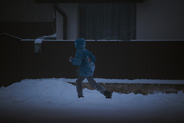 포토 JPG 해외이미지 옷 어린이 겨울 자연 날씨 그림자 사람 이벤트 소년 사람없음 야외 건물 빛 걷기 얼음 어둠 방 회색 추위 코트 야간 폭풍 해외포토 자연요소 건축물 계절 남자 컬러 모션 외투 생태계 파일형식 이미지허브