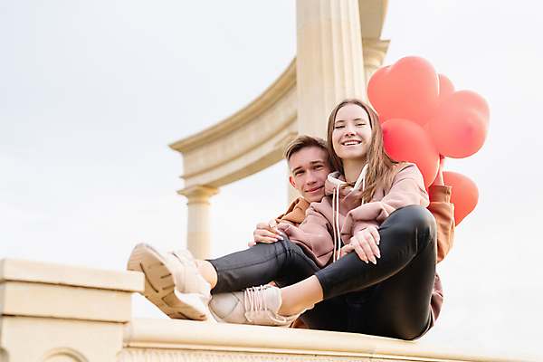 포토 JPG 해외이미지 전신 커플 여자 남자 안기 함께함 사랑 들기 앉기 상반신 성인 야외 두명 앞모습 옆모습 풍선 성인만 해외포토 감정 뷰포인트 컨셉 관계 모션 사람 파일형식 이미지허브