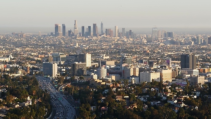 포토 JPG 해외이미지 도로 건축양식 교통시설 자동차 사람없음 건물 도시풍경 햇빛 탑 고층빌딩 미국 일몰 운전 차도 고속도로 도심 방향 고도 바쁨 캘리포니아 남쪽 물류 할리우드 로스앤젤레스 드론 루트 서쪽 자동 조감도 해외포토 건축물 건축 길 육상교통 교통 북아메리카 모션 풍경 빌딩 태양 노을 도시 시설 파일형식 이미지허브