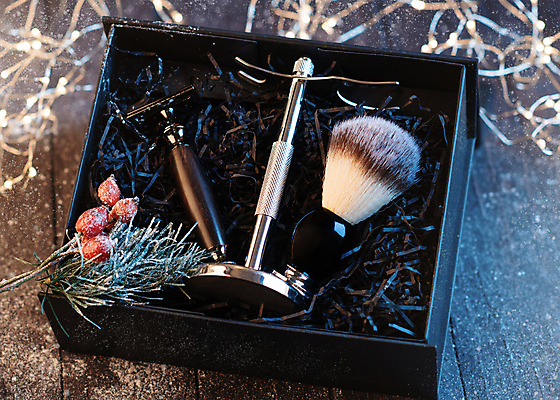 포토 JPG 해외이미지 비즈니스 검은배경 새로움 손잡이 선물 안전 사람없음 상자 뷰티 유행 장비 공구 붓 칼날 클래식 가장자리 은색 미용사 자르기 오브젝트 복고 날카로움 면도 면도기 몸단장 이발소 위생관리 이발사 회복 스타일 해외포토 직업 컬러 백그라운드 컨셉 모션 관리 위생용품 검은색 도구 둘레 뷰티샵 파일형식 이미지허브