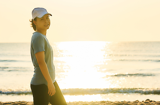 포토 JPG 해외이미지 모델 라이프스타일 여자 모래 스포츠 바다 여행 백그라운드 신체 자연 하늘 수업 휴가 건강 한명 미소 사람 정장 성인 야외 물 여름 파란색 운동 태양 뷰티 유행 일출 검은색 수영 일몰 흰색 서핑보드 서핑 잠수복 서퍼 해외포토 자연요소 1 옷 계절 교육 컬러 운동선수 표정 생활 노을 수상스포츠 보드_스포츠 생태계 파일형식 이미지허브