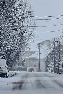 포토 JPG 해외이미지 나무 도로 겨울 자연 하늘 날씨 스키 거리 주택 풍경 사람없음 야외 건물 얼음 기차 추위 도시 바퀴 서리 타이어 폭풍 이웃 눈보라 선로 해외포토 자연요소 식물 건축물 계절 길 육상교통 교통시설 겨울스포츠 대중교통 눈_날씨 생태계 파일형식 이미지허브