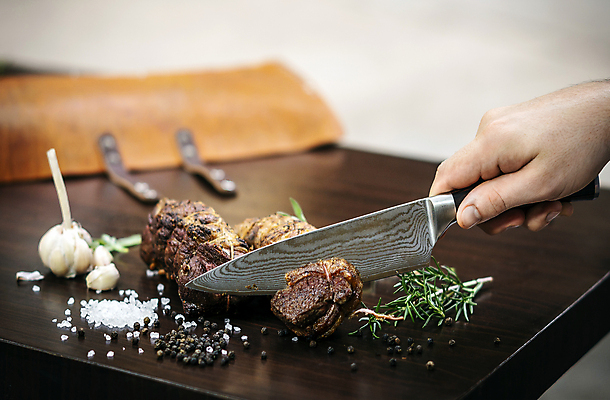 포토 JPG 해외이미지 전통 접시 손 음식 조각 백그라운드 탁자 육류 요리 사람없음 목재 세트 식사 소고기 시골 클래식 칼 우아함 자르기 굽기 유기농 심플 롤 서빙 성분 내추럴 특별함 세련 해외포토 나무 식기 웰빙 가구 컨셉 식재료 재료 모션 신체부위 구이 파일형식 이미지허브