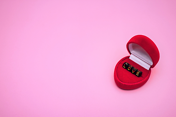 포토 JPG 해외이미지 배너 분홍색 결혼 백그라운드 컨셉 장신구 결혼식 발렌타인데이 선물 사랑 사람없음 장식 빨간색 선물상자 빛 상자 뷰티 반사 놀람 축하 반지 오픈 화려 황금 고급 우아함 컨테이너 보석 심볼 오브젝트 약혼 고립 카피스페이스 벨벳 해외포토 감정 산업 컬러 데이이벤트 표정 이벤트 공백 광석 실크 약속 파일형식 이미지허브