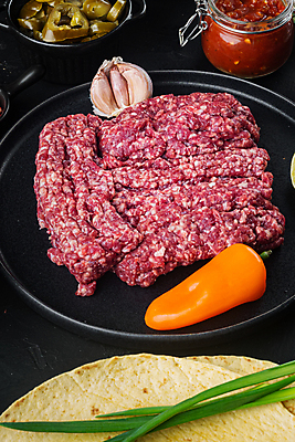 포토 JPG 해외이미지 식재료 검은배경 파프리카 쟁반 실내 샌드위치 마늘 사람없음 준비 멕시코음식 다진고기 미니파프리카 살사소스 토르티야 다짐육 케사디야 해외포토 음식 백그라운드 채소 서양음식 육류 내부 검은색 소스_음식 파일형식 이미지허브