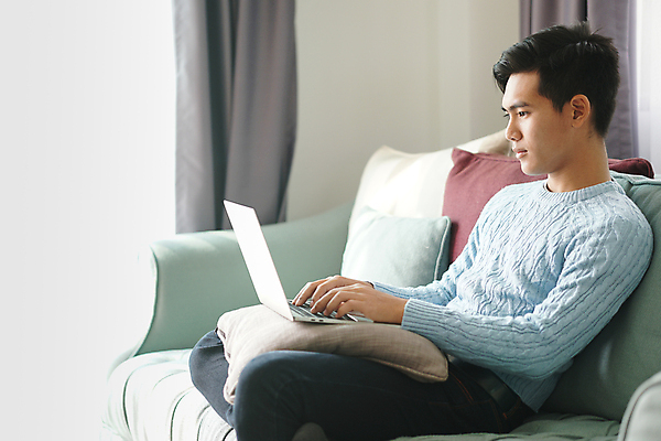 포토 JPG 해외이미지 학생 비즈니스 사업가 거리 주택 한명 동양인 10대 컴퓨터 업무 작업 비즈니스맨 온라인 소셜 온라인강의 웨비나 해외포토 직업 1 남자 청소년 사람 인종 건물 전자제품 직장인 강의 세미나 파일형식 언택트 이미지허브