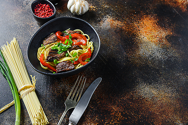 포토 JPG 해외이미지 음식 포크 식재료 양파 실내 사람없음 면류 나이프 파 파스타면 나무배경 해외포토 식기 백그라운드 채소 파스타 내부 칼 파일형식 이미지허브