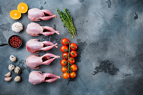 포토 JPG 해외이미지 오렌지 식재료 방울토마토 회색배경 실내 생고기 육류 사람없음 하이앵글 허브 일렬 메추리알 메추리 통마늘 통후추 카피스페이스 해외포토 식물 뷰포인트 백그라운드 토마토 과일 마늘 내부 알 공백 회색 후추 파일형식 이미지허브