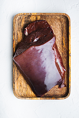 포토 JPG 해외이미지 사람없음 소고기 흰배경 나무쟁반 소간 해외포토 백그라운드 쟁반 육류 목재 흰색 파일형식 이미지허브