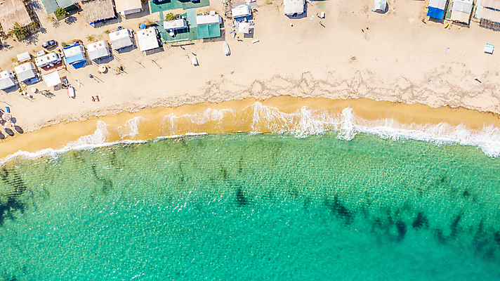 포토 JPG 해외이미지 유럽 모래 파도 바다 섬 여행 백그라운드 우산 자연 휴가 휴식 안테나 풍경 사람없음 물 여름 파란색 컬러풀 햇빛 태양 맑음 서핑 지중해 드론 조감도 터키석 파라다이스 해외포토 자연요소 계절 나라 컬러 컨셉 통신 날씨 수상스포츠 보석 생태계 파일형식 이미지허브
