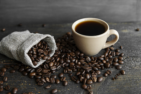 포토 JPG 해외이미지 커피 사람없음 원두 커피잔 나무탁자 커피자루 해외포토 음료 탁자 잔 자루 파일형식 이미지허브