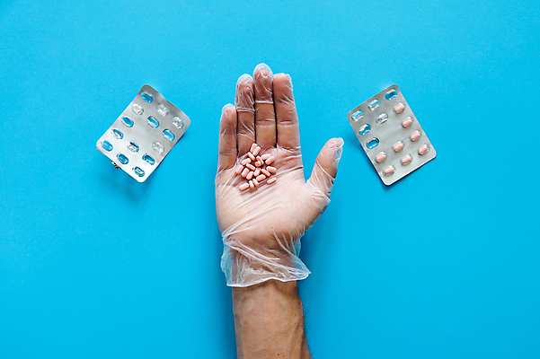 포토 JPG 해외이미지 손 백그라운드 포장 건강 신체부위 알약 약 은박지 파란배경 비닐장갑 비타민제 카피스페이스 해외포토 장갑 의학 사람 파란색 공백 비타민 파일형식 이미지허브