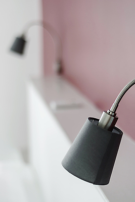 포토 JPG 해외이미지 주간 사람없음 내부 인테리어 금속 침실 회색 램프 작음 묘사 심플 기본 미니멀리스트 해외포토 자연요소 디자인 컬러 재질 조명 크기 파일형식 이미지허브