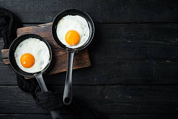 포토 JPG 해외이미지 음식 사람없음 하이앵글 계란 프라이팬 계란프라이 계란요리 나무도마 카피스페이스 해외포토 뷰포인트 주방용품 도마 요리 목재 알 공백 파일형식 이미지허브