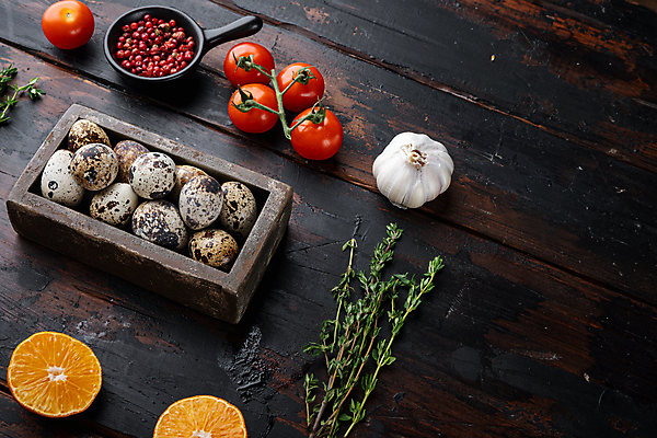 포토 JPG 해외이미지 오렌지 식재료 방울토마토 실내 사람없음 나무상자 담기 메추리알 백리향 통마늘 통후추 나무배경 해외포토 백그라운드 토마토 과일 모션 마늘 내부 상자 알 후추 파일형식 이미지허브