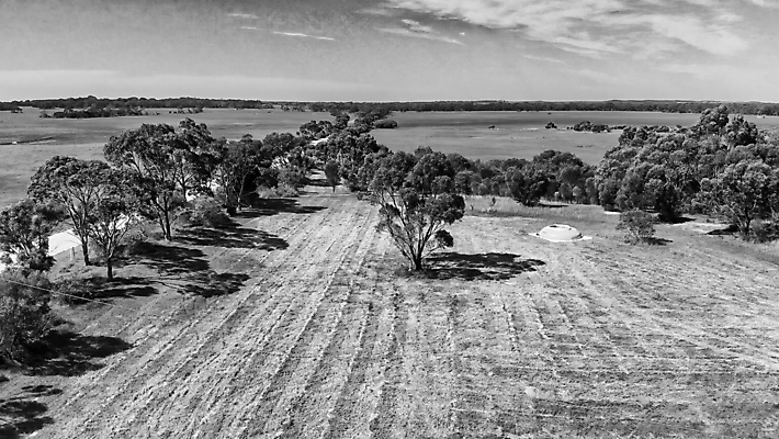 포토 JPG 해외이미지 나무 도로 모래 섬 여행 자연 하늘 휴가 안테나 파노라마 사람없음 야외 관광지 햇빛 흰색 시골 호주 북쪽 캥거루 드론 해외포토 식물 길 컬러 통신 포유류 교통시설 촬영기법 태양 오세아니아 방향 생태계 파일형식 이미지허브