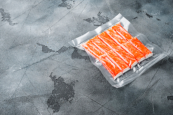 포토 JPG 해외이미지 식재료 회색배경 실내 사람없음 신선 맛살 비닐포장 진공 카피스페이스 진공포장 해외포토 음식 백그라운드 포장 내부 공백 회색 파일형식 이미지허브