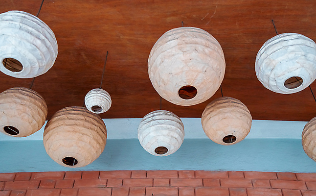 포토 JPG 해외이미지 나무 아시아 종교 문화 하늘색 전구 건축양식 공 지붕 기념 매달리기 동양인 사람없음 건물 장식 가로 빨간색 파란색 빛 햇빛 파티 축제 중국 나뭇가지 등불 램프 원형 그룹 황금 묶기 각도 풍선 많음 전경 해외포토 도형 식물 건축물 건축 나라 컬러 컨셉 모션 조명 인종 풍경 이벤트 태양 파일형식 탑뷰 이미지허브