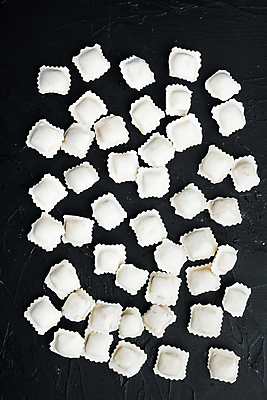 포토 JPG 해외이미지 검은배경 실내 사람없음 이탈리아음식 라비올리 해외포토 백그라운드 서양음식 내부 검은색 파일형식 이미지허브