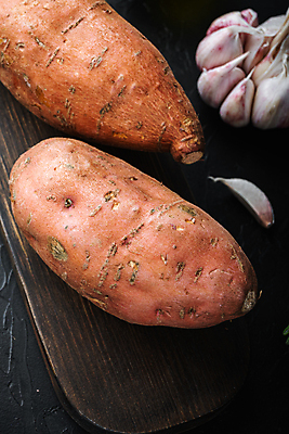포토 JPG 해외이미지 검은배경 실내 마늘 근접촬영 사람없음 고구마 나무도마 해외포토 뷰포인트 백그라운드 채소 뿌리채소 도마 내부 목재 검은색 파일형식 이미지허브