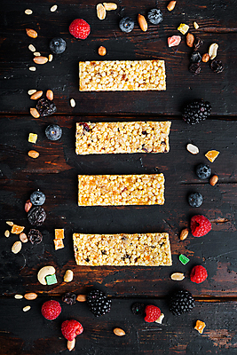 포토 JPG 해외이미지 바닥 실내 사람없음 하이앵글 달콤 블루베리 산딸기 땅콩 일렬 건강식품 블랙베리 에너지바 해외포토 음식 뷰포인트 과일 건강 내부 견과류 맛 파일형식 이미지허브