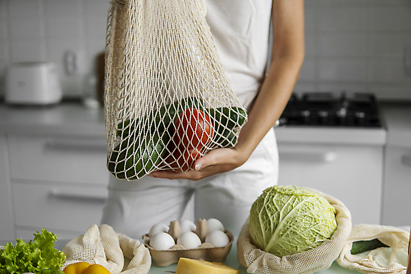 포토 JPG 해외이미지 여자 토마토 채소 오이 실내 한명 들기 상반신 성인 앞모습 아웃포커스 자연보호 주방 계란 그린캠페인 에코 친환경 담기 양배추 친환경제품 성인여자한명만 제로웨이스트 네트백 해외포토 1 캠페인 뷰포인트 가방 모션 자연 촬영기법 사람 내부 환경 알 보호 사회이슈 여자한명만 성인여자만 파일형식 이미지허브