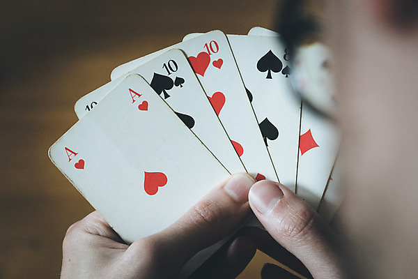 포토 JPG 해외이미지 라이프스타일 손 컨셉 장난 손가락 성공 휴가 함께함 사람없음 거래 게임 잡기 우승 도박 은퇴 갑판 삽 카지노 클럽 기회 포커 곤봉 승자 해외포토 스포츠용품 배_교통 모션 놀이 생활 신체부위 최고 트럼프 파일형식 이미지허브