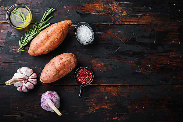 포토 JPG 해외이미지 실내 사람없음 하이앵글 올리브오일 고구마 소금 로즈메리 통마늘 통후추 카피스페이스 나무배경 해외포토 뷰포인트 백그라운드 뿌리채소 마늘 내부 공백 기름_음식 허브 후추 파일형식 이미지허브