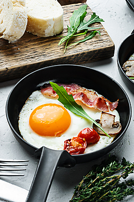 포토 JPG 해외이미지 음식 빵 채소 방울토마토 사람없음 계란 버섯 프라이팬 계란프라이 계란요리 허브 브런치 양송이 베이컨 해외포토 식물 토마토 주방용품 돼지고기 요리 알 식사 파일형식 이미지허브
