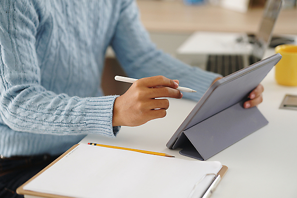 포토 JPG 해외이미지 학생 비즈니스 사업가 거리 주택 한명 동양인 10대 컴퓨터 알약 업무 작업 비즈니스맨 온라인 소셜 온라인강의 웨비나 해외포토 직업 1 남자 청소년 사람 인종 건물 전자제품 약 직장인 강의 세미나 파일형식 언택트 이미지허브