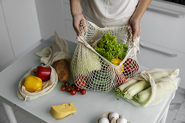 포토 JPG 해외이미지 여자 빵 채소 치즈 파프리카 실내 한명 들기 상반신 성인 앞모습 자연보호 주방 계란 그린캠페인 오픈 양상추 무 에코 친환경 담기 친환경제품 성인여자한명만 제로웨이스트 네트백 해외포토 1 음식 캠페인 뷰포인트 가방 모션 자연 유제품 뿌리채소 사람 내부 환경 알 보호 사회이슈 여자한명만 성인여자만 파일형식 이미지허브