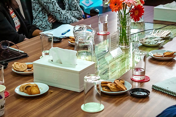 포토 JPG 해외이미지 음식 컨셉 비즈니스 통신 탁자 회의 휴가 협력 세포 관리 사람 사람없음 컵 태블릿 사무실 알약 파티 쿠키 디지털 공백 마시기 작업 비즈니스맨 비즈니스우먼 그룹 어플리케이션 먹기 동료 약속 머핀 커뮤니티 점심식사 단절 정중 카피스페이스 해외포토 식기 여자 남자 빵 가구 관계 모션 디저트 이벤트 전자제품 스마트기기 약 식사 직장인 파일형식 이미지허브