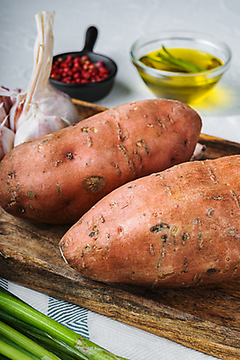 포토 JPG 해외이미지 실내 근접촬영 사람없음 올리브오일 흰배경 고구마 나무도마 통마늘 통후추 해외포토 뷰포인트 백그라운드 뿌리채소 도마 마늘 내부 목재 흰색 기름_음식 후추 파일형식 이미지허브