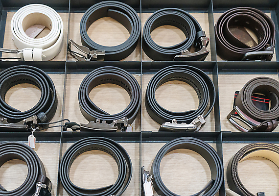 포토 JPG 해외이미지 디자인 옷 여자 남자 백그라운드 실내 사람없음 야외 가로 유행 세일 쌓기 이탈리아 벨트 흰색 변화 선택 가죽 수집 흰배경 일렬 소매 내추럴 엮은 스타일 해외포토 잡화 유럽 컬러 컨셉 모션 사람 내부 파일형식 이미지허브