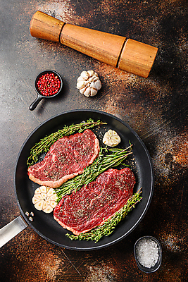 포토 JPG 해외이미지 마늘 스테이크 사람없음 소고기 프라이팬 소금 로즈메리 후추갈이 해외포토 채소 주방용품 서양음식 육류 허브 분쇄기 파일형식 이미지허브
