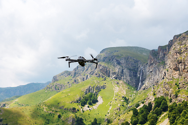 포토 JPG 해외이미지 직업 스포츠 여행 백그라운드 밭 산 안테나 취미 사람없음 초록색 카메라 디지털 촬영 무선전화기 로봇 항공 프로펠러 멀리 동영상 찬성 혁명 드론 불가리아 스파이 제어 해외포토 컬러 컨셉 농업 통신 전자제품 전화기 파일형식 남유럽 이미지허브