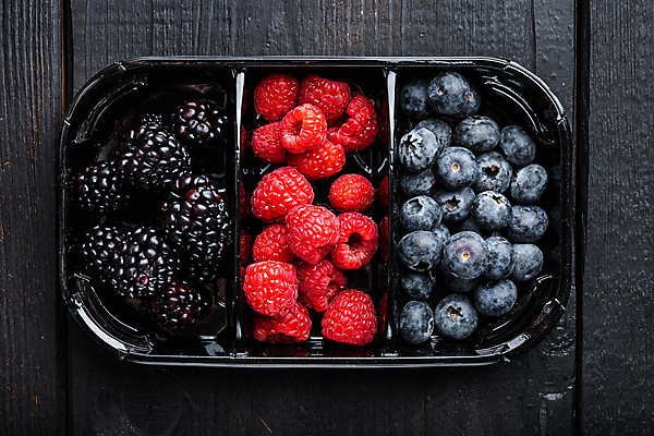 포토 JPG 해외이미지 백그라운드 사람없음 달콤 블루베리 산딸기 블랙베리 도시락통 나무배경 해외포토 과일 용기_그릇 맛 파일형식 이미지허브