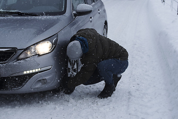 포토 JPG 해외이미지 계절 도로 겨울 교통시설 자동차 모바일 날씨 거리 안전 사람없음 얼음 추위 위험 쇠사슬 예방 서리 타이어 눈내림 해외포토 자연요소 길 육상교통 교통 컨셉 눈_날씨 시설 파일형식 이미지허브