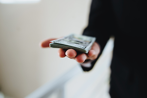 포토 JPG 해외이미지 1 손 종이 백그라운드 컨셉 셔츠 지폐 돈 비즈니스 성공 실내 사람 정장 사람없음 금융 경제 쇼핑 쌓기 달러 미국 저축 잡기 재산 소프트포커스 심볼 보따리 투자 결제 흙더미 계산서 욕심 월급 대출 빚 고립 세금 수입 해외포토 옷 상의 북아메리카 모션 촬영기법 내부 신체부위 흙 파일형식 더미 이미지허브