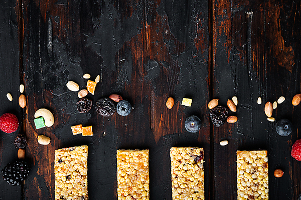 포토 JPG 해외이미지 바닥 실내 사람없음 하이앵글 달콤 블루베리 산딸기 땅콩 일렬 건강식품 블랙베리 에너지바 캐슈넛 카피스페이스 해외포토 음식 뷰포인트 과일 건강 내부 공백 견과류 맛 파일형식 이미지허브