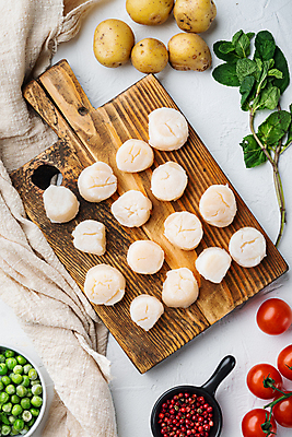 포토 JPG 해외이미지 조개 실내 사람없음 하이앵글 흰배경 가리비 관자 나무도마 해외포토 뷰포인트 백그라운드 어패류 도마 내부 목재 흰색 파일형식 이미지허브