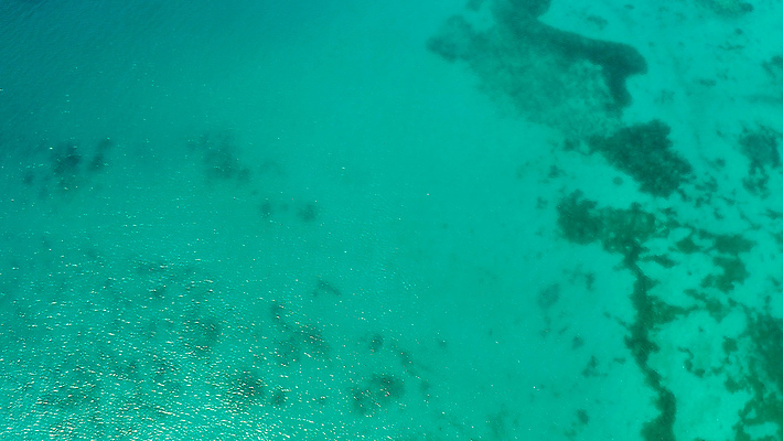 포토 JPG 해외이미지 파도 바다 섬 여행 백그라운드 자연 표면 휴가 안테나 사람없음 야외 물 파란색 만 투명 질감 암초 석호 내추럴 조감도 터키석 파라다이스 카피스페이스 해외포토 자연요소 컬러 통신 공백 보석 생태계 파일형식 이미지허브