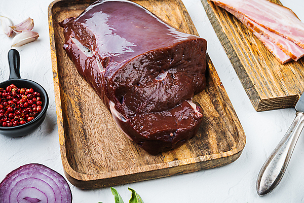 포토 JPG 해외이미지 사람없음 소고기 흰배경 베이컨 후추 나무쟁반 소간 적양파 해외포토 백그라운드 양파 쟁반 육류 돼지고기 목재 흰색 향신료 파일형식 이미지허브