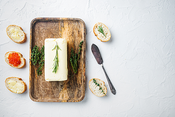 포토 JPG 해외이미지 식재료 실내 사람없음 하이앵글 바게트 허브 흰배경 버터 나무쟁반 해외포토 식물 빵 뷰포인트 백그라운드 쟁반 내부 목재 흰색 파일형식 이미지허브