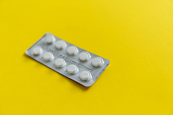 포토 JPG 해외이미지 백그라운드 포장 건강 사람없음 알약 약 은박지 노란배경 비타민제 카피스페이스 해외포토 의학 노란색 공백 비타민 파일형식 이미지허브