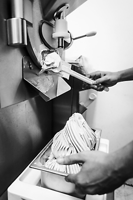 포토 JPG 해외이미지 직업 유럽 음식 아이스크림 디저트 흑백 사람없음 내부 금속 주방 얼음 검은색 기계 이탈리아 장비 흰색 신선 작업 닫기 크림 묘사 준비 만들기 성분 내추럴 방법 섞기 젤라또 특별함 세련 해외포토 자연요소 나라 컬러 컨셉 모션 재질 촬영기법 파일형식 이미지허브