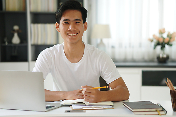포토 JPG 해외이미지 학생 비즈니스 사업가 거리 주택 한명 동양인 10대 컴퓨터 쪽지 기록 업무 작업 비즈니스맨 온라인 소셜 온라인강의 웨비나 해외포토 직업 1 남자 청소년 사람 인종 건물 전자제품 직장인 강의 세미나 파일형식 언택트 이미지허브