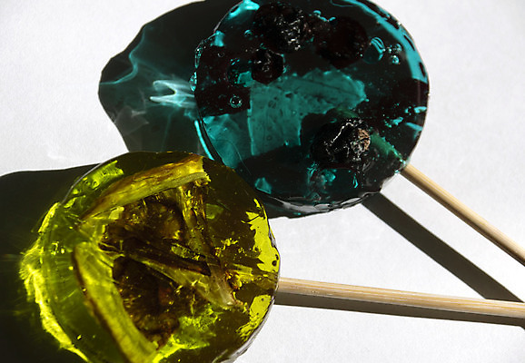 포토 JPG 해외이미지 열매 백그라운드 아침 막대사탕 사람없음 흰색 막대기 달콤 레몬 건포도 터키석 해외포토 주간 식물 컬러 과일 포도 사탕 맛 보석 건과일 파일형식 이미지허브