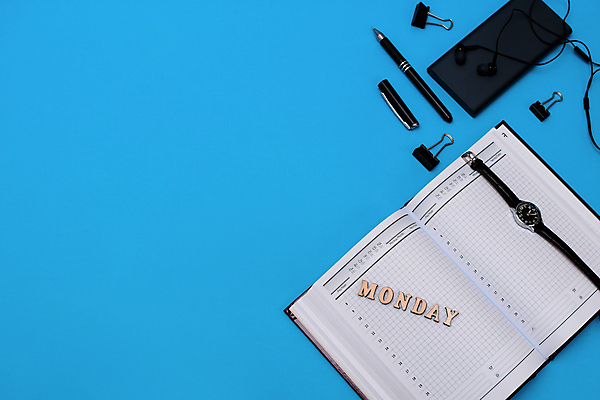 포토 JPG 해외이미지 학생 디자인 교육 종이 백그라운드 비즈니스 탁자 문구용품 직장 사람없음 목재 책 파란색 사무실 연필 펜 우주 쪽지 공책 공백 머그컵 흰색 키보드 업무 플랫 정상 손목 손목시계 책상 오브젝트 위치 월요일 레터링 공급 스타일 카피스페이스 해외포토 나무 시계 컬러 가구 회사 재료 장신구 학용품 신체부위 컵 필기구 작업 요일 파일형식 이미지허브